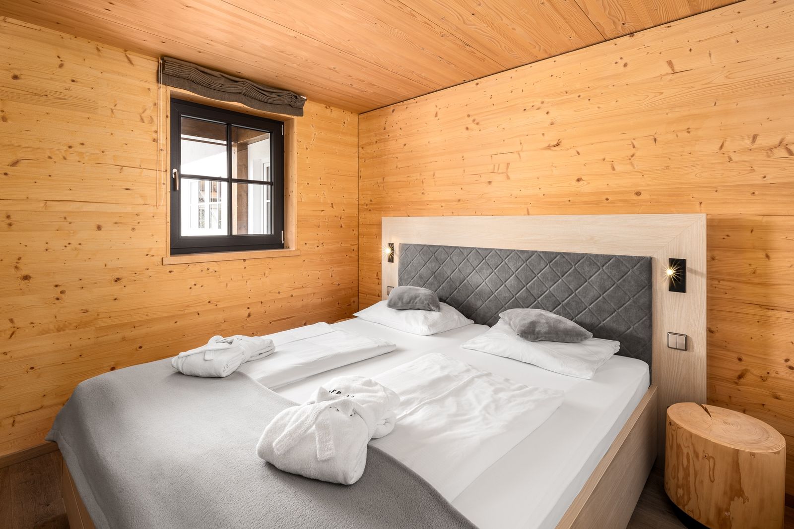 Kinderhotel Allgäuer Berghof – Schlafzimmer Familiensuite Bienenwabe mit Blick auf die Allgäuer Alpen
