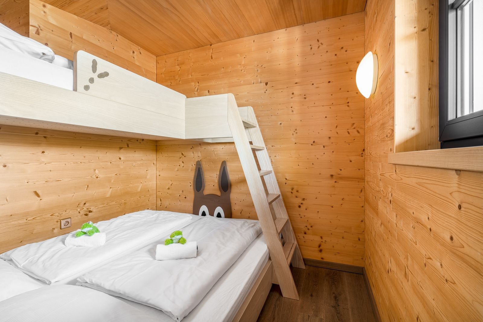 Kinderhotel Allgäuer Berghof – Kinderzimmer Familiensuite Häschengrube mit Blick auf die Allgäuer Alpen