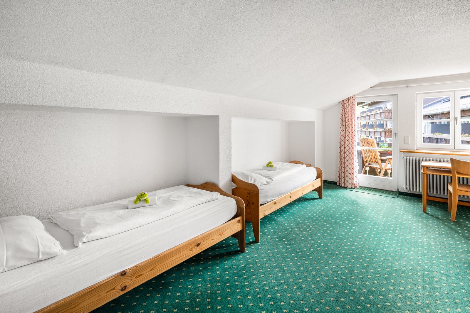 Kinderhotel Allgäuer Berghof – Kinderzimmer Familiensuite Kuschelnest mit Blick auf die Allgäuer Alpen