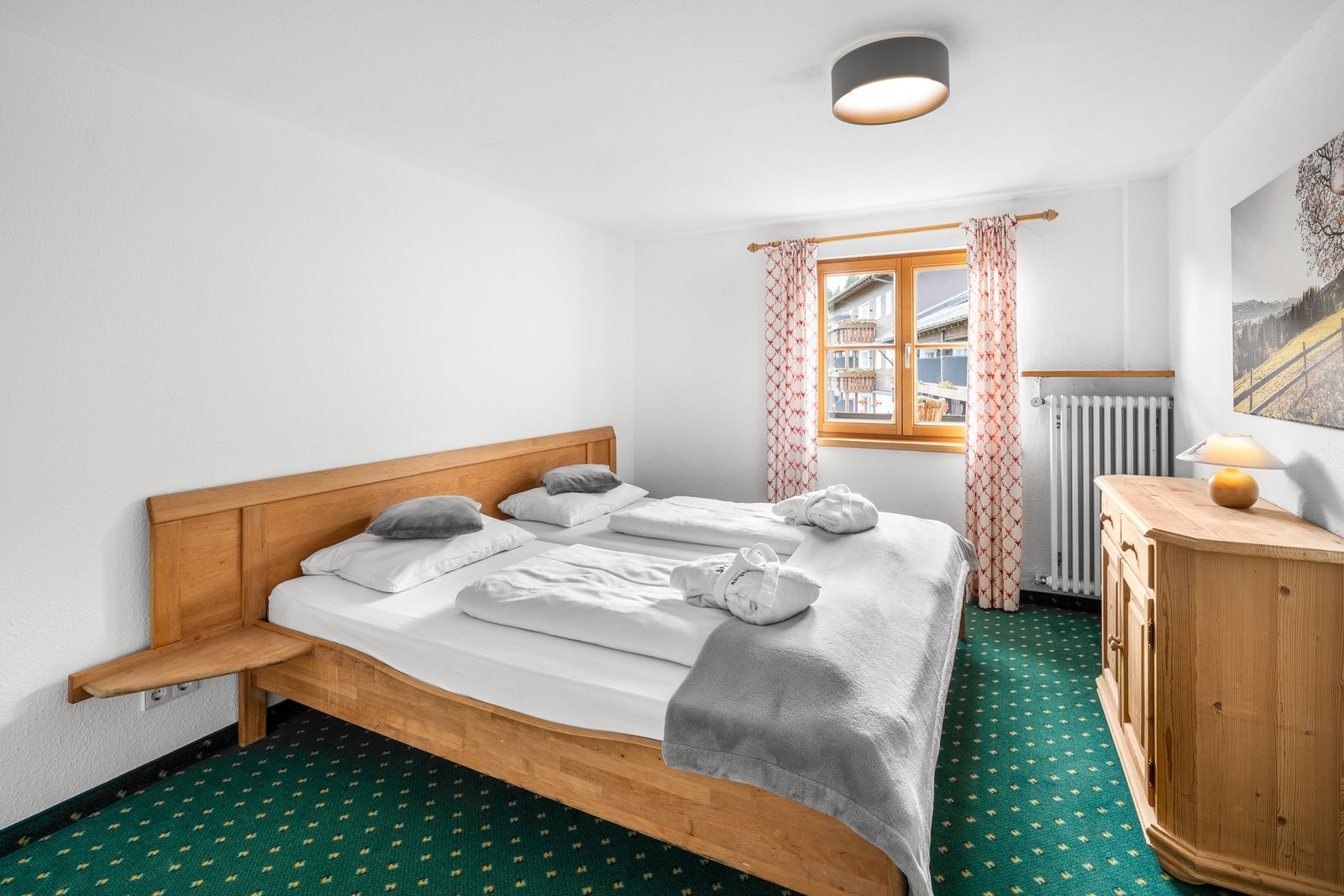 Kinderhotel Allgäuer Berghof – Schlafzimmer Familiensuite Kuschelnest mit Blick auf die Allgäuer Alpen