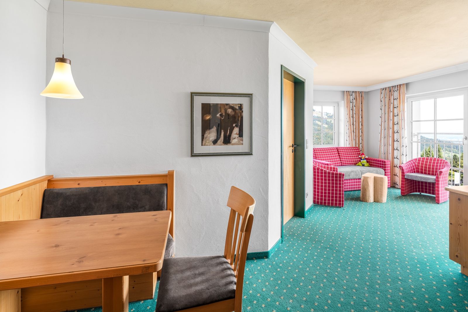 Kinderhotel Allgäuer Berghof – Wohnzimmer Familiensuite Engele mit Blick auf die Allgäuer Alpen