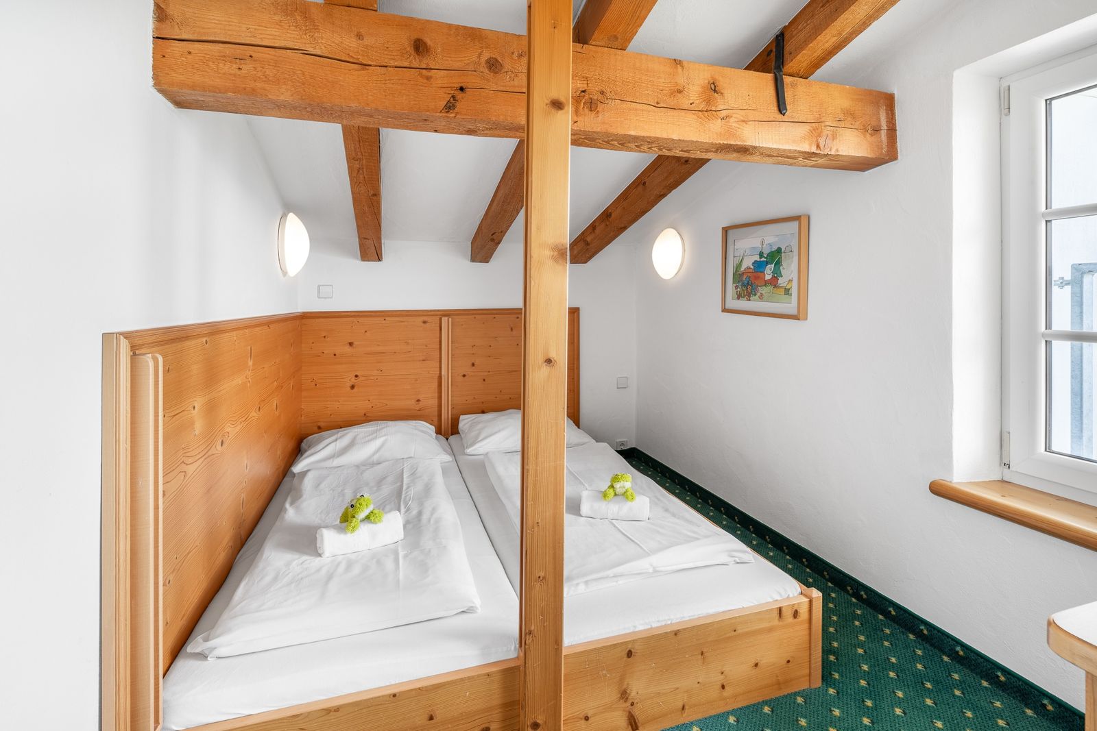 Kinderhotel Allgäuer Berghof – Kinderzimmer Familiensuite Engele mit Blick auf die Allgäuer Alpen