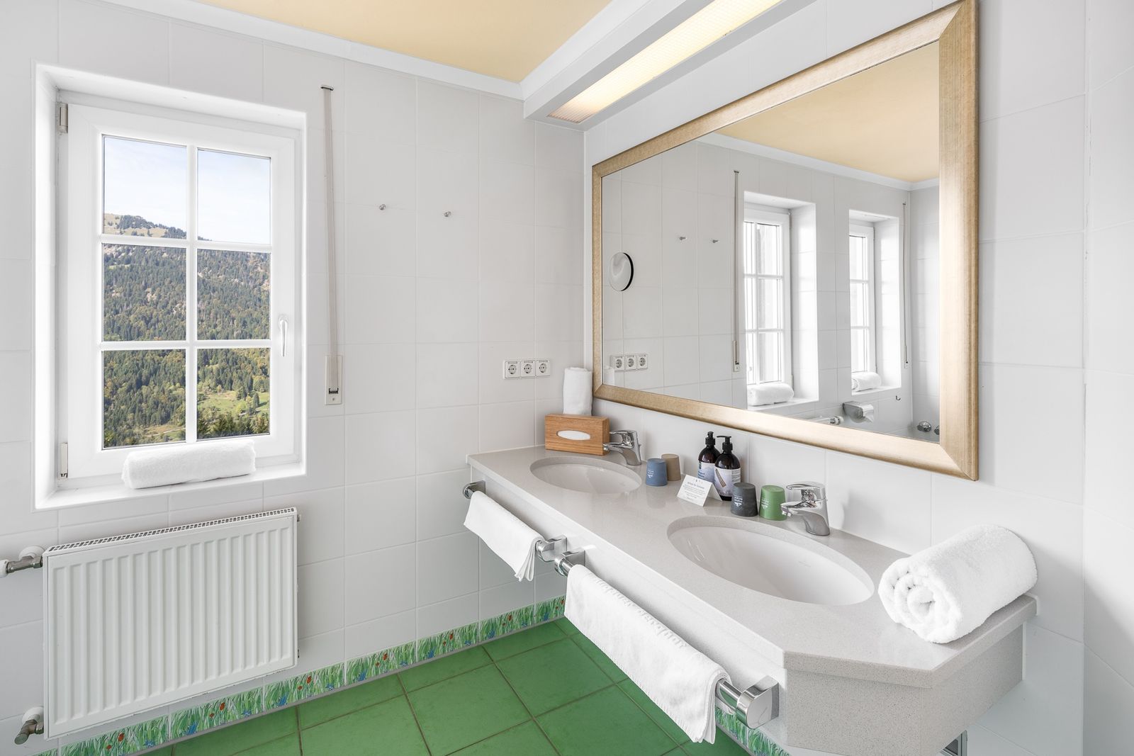 Kinderhotel Allgäuer Berghof – Badezimmer Familiensuite Engele mit Blick auf die Allgäuer Alpen