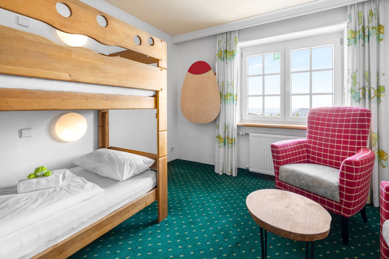 Kinderhotel Allgäuer Berghof – Kinderzimmer Familien-Suite Miezekatz mit Blick auf die Allgäuer Alpen