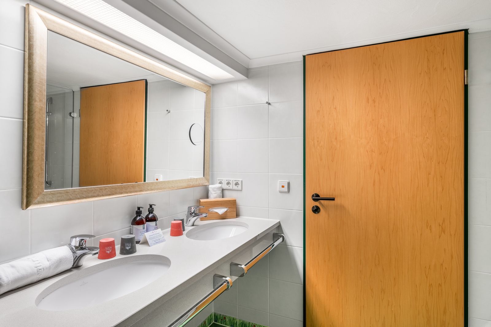 Kinderhotel Allgäuer Berghof – Badezimmer Familien-Suite Siebenschläfer mit Blick auf die Allgäuer Alpen