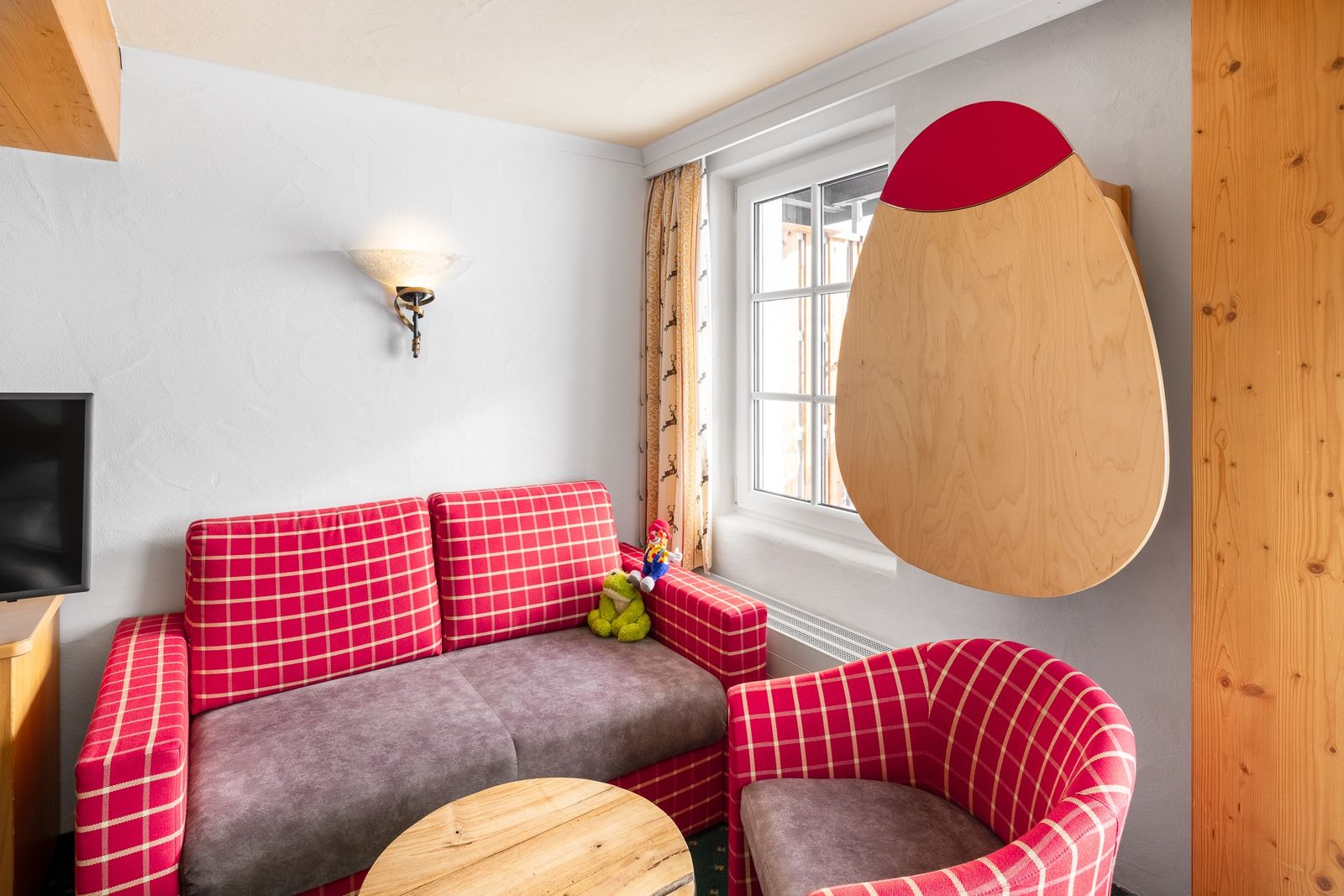 Kinderhotel Allgäuer Berghof – Wohnzimmer Familien-Suite Siebenschläfer mit Blick auf die Allgäuer Alpen