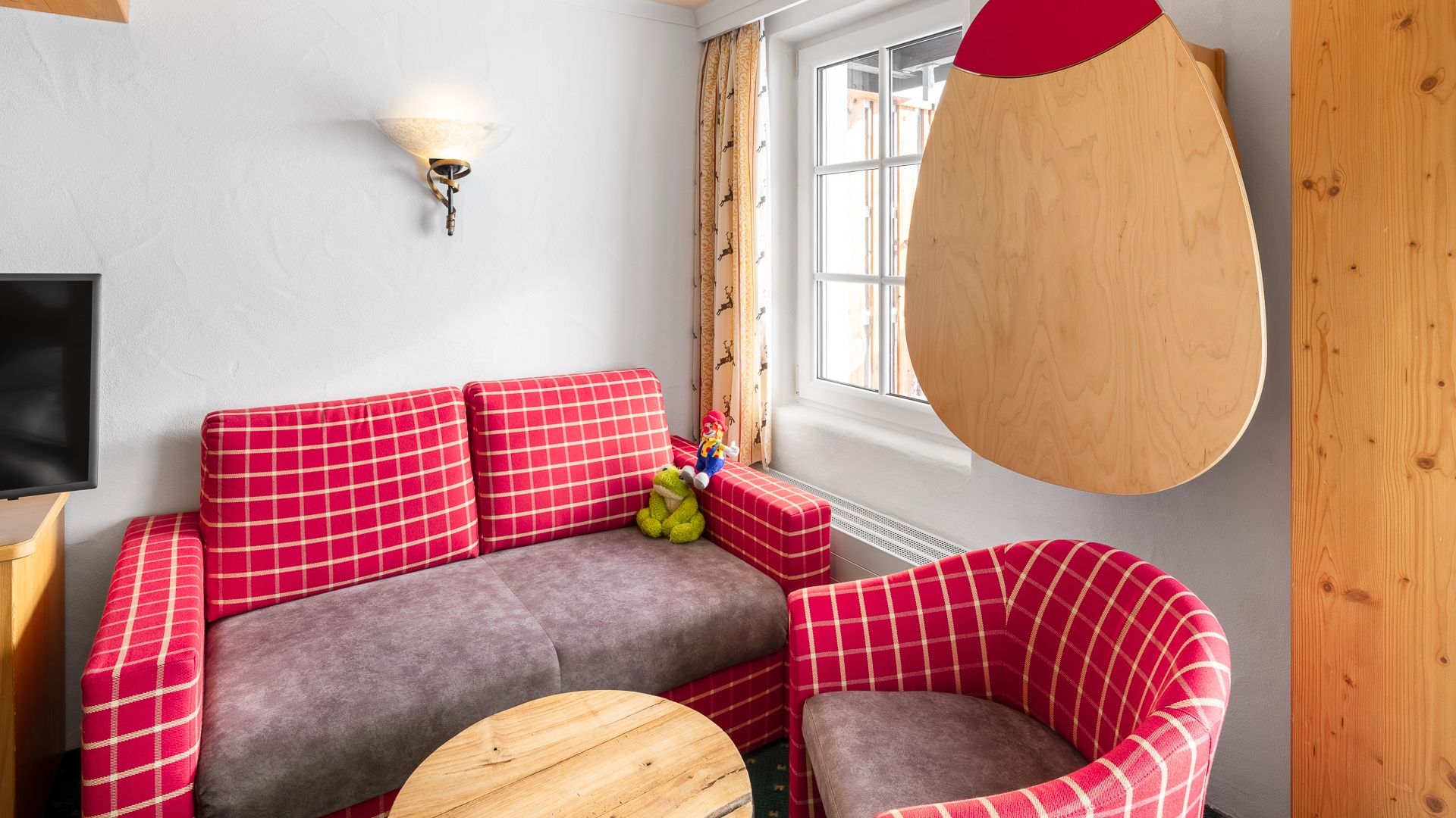 Kinderhotel Allgäuer Berghof – Wohnzimmer Familien-Suite Siebenschläfer mit Blick auf die Allgäuer Alpen