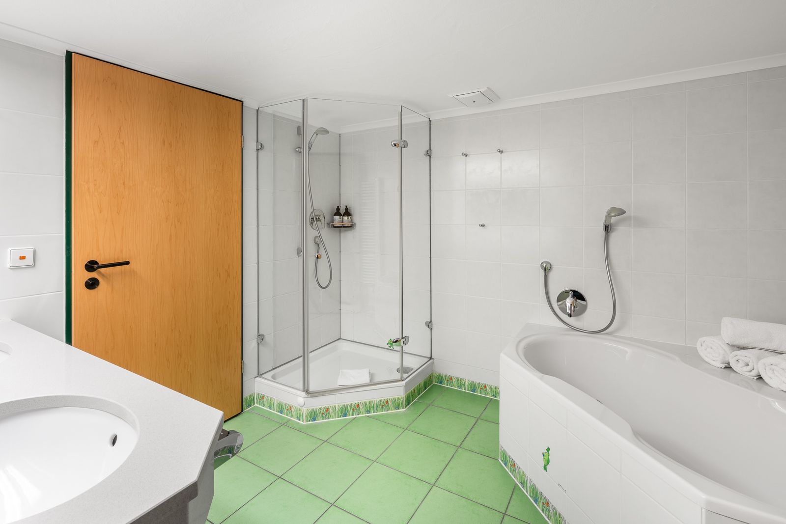 Kinderhotel Allgäuer Berghof – Badezimmer Familien-Suite Siebenschläfer mit Blick auf die Allgäuer Alpen
