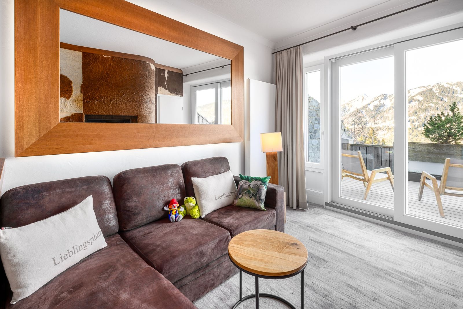 Kinderhotel Allgäuer Berghof – Wohnzimmer Familiensuite Kuh-Coon mit Blick auf die Allgäuer Alpen