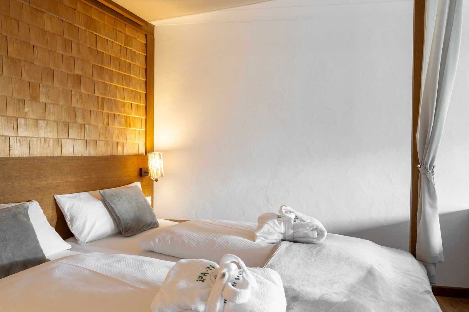 Kinderhotel Allgäuer Berghof – Ausstattung Familiensuite Kuh-Coon mit Blick auf die Allgäuer Alpen