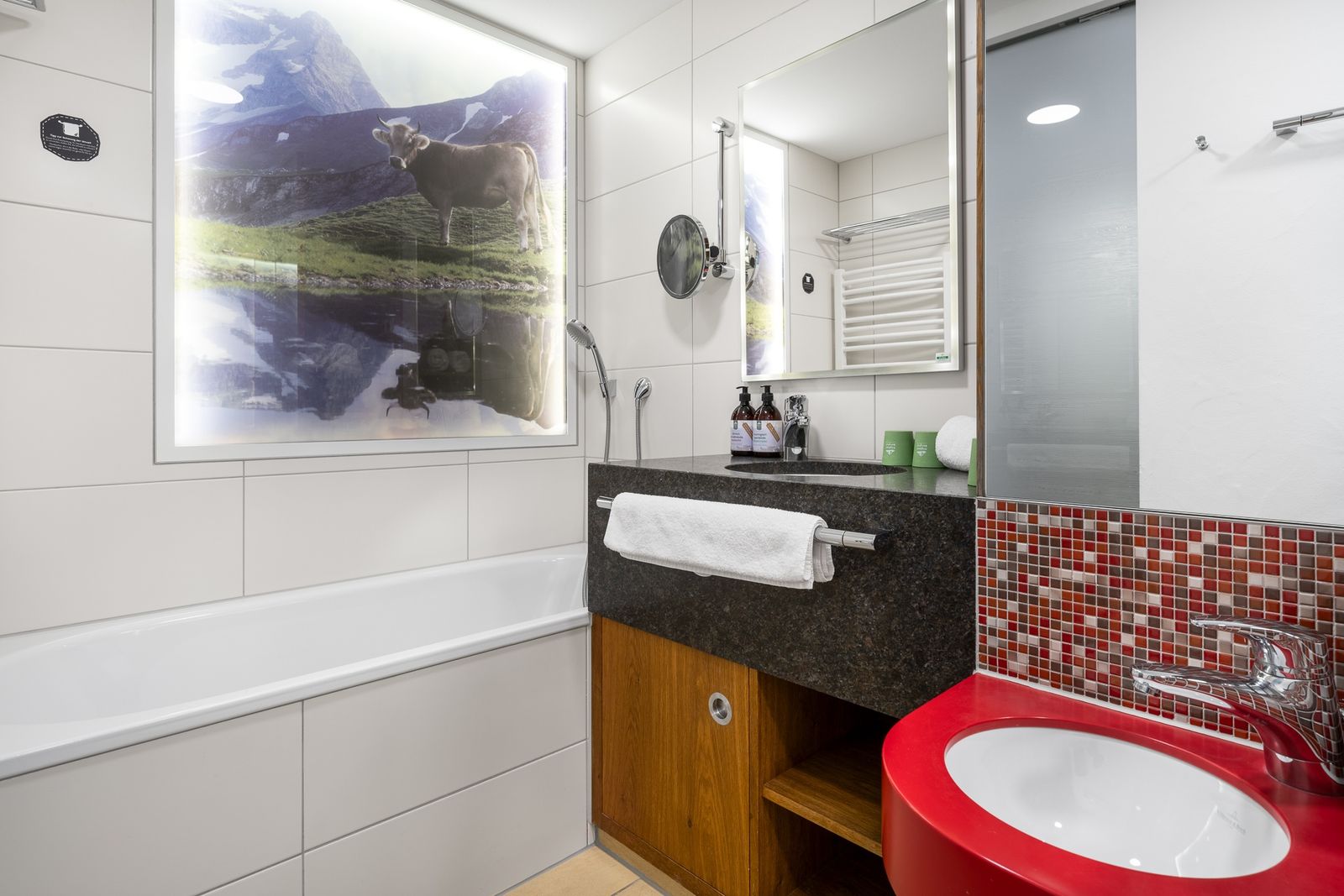 Kinderhotel Allgäuer Berghof – Badezimmer Familiensuite Kuh-Coon mit Blick auf die Allgäuer Alpen