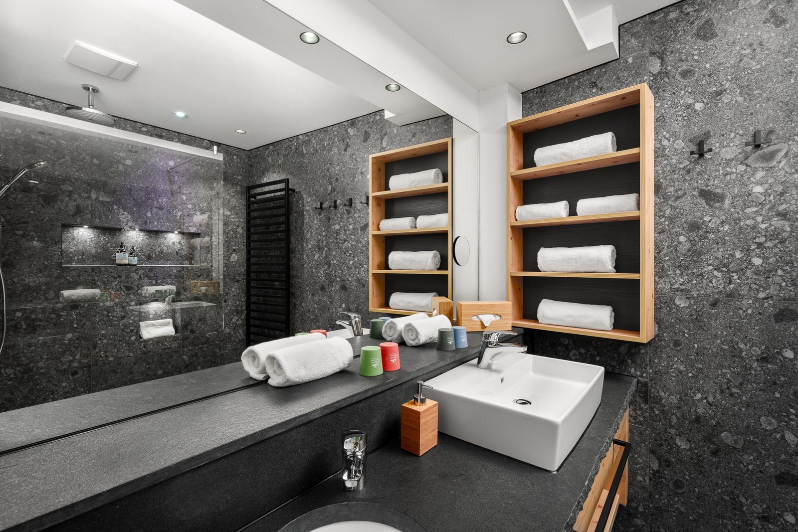Kinderhotel Allgäuer Berghof – Badezimmer Familiensuite Hochgrat mit Blick auf die Allgäuer Alpen