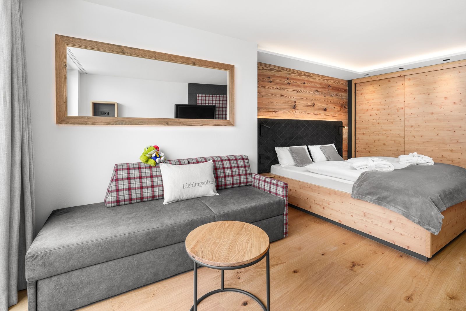 Kinderhotel Allgäuer Berghof – Schlafzimmer Familiensuite Hochgrat mit Blick auf die Allgäuer Alpen