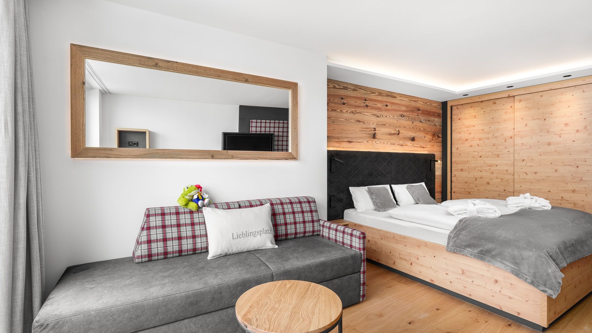 Kinderhotel Allgäuer Berghof – Schlafzimmer Familiensuite Hochgrat mit Blick auf die Allgäuer Alpen