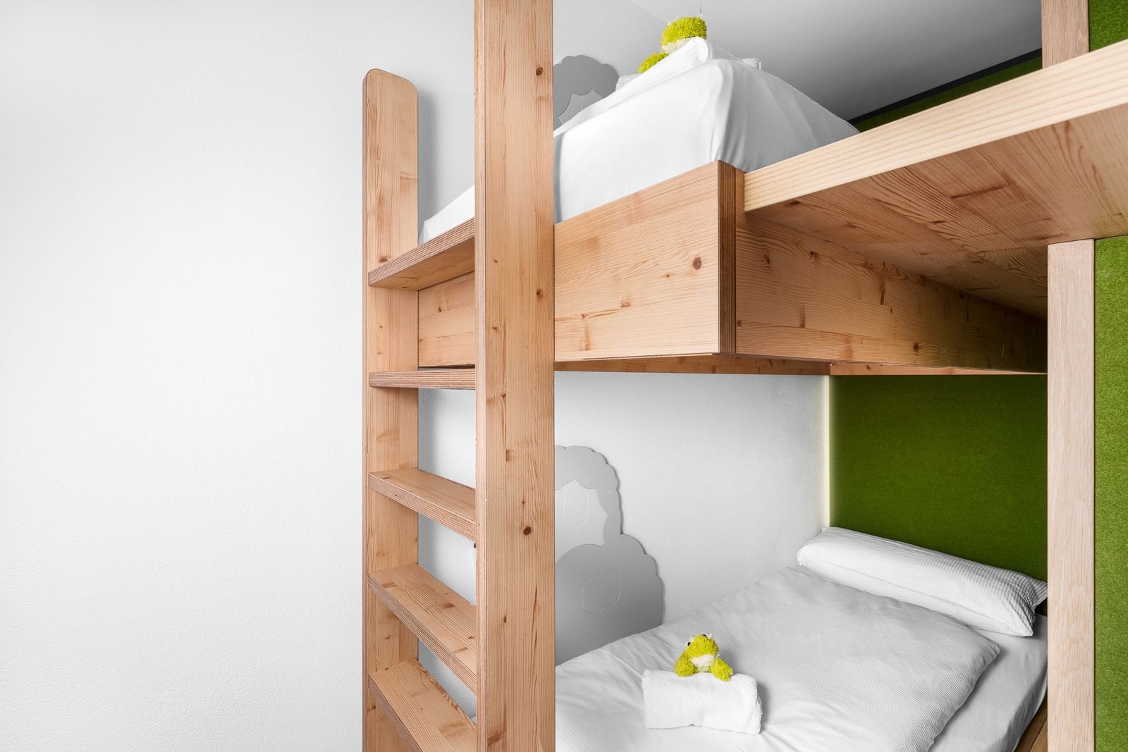 Kinderhotel Allgäuer Berghof – Kinderzimmer Familiensuite Schafgemach mit Blick auf die Allgäuer Alpen
