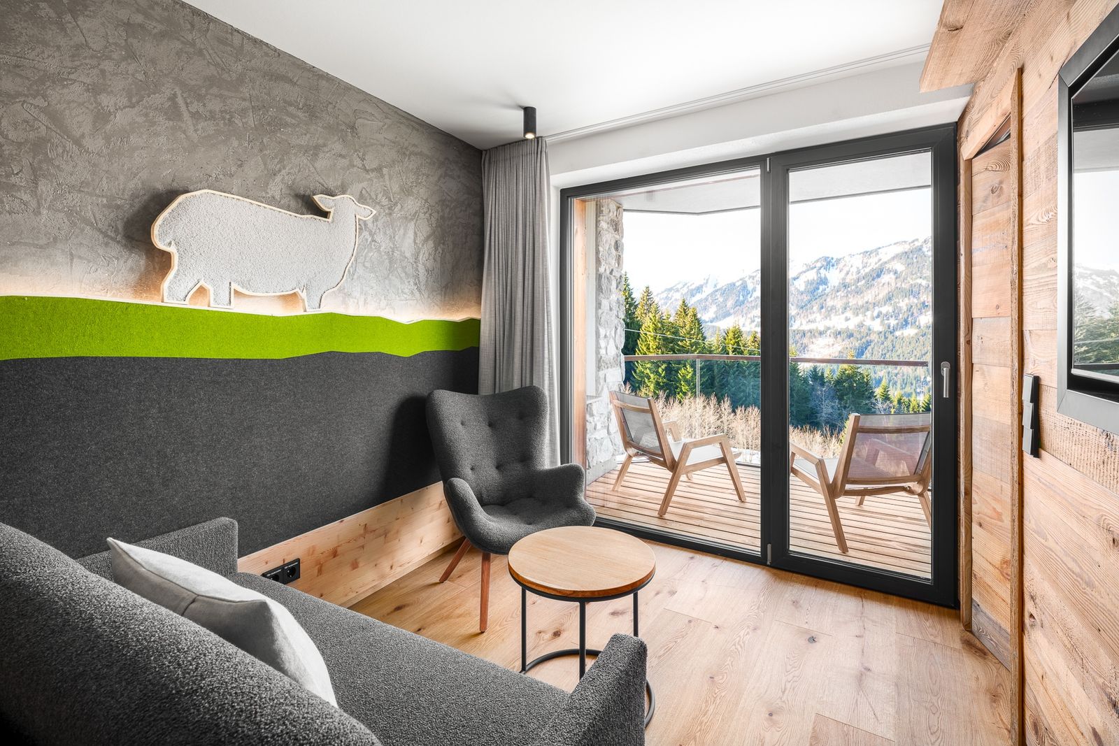 Kinderhotel Allgäuer Berghof – Wohnzimmer Familiensuite Schafgemach mit Blick auf die Allgäuer Alpen