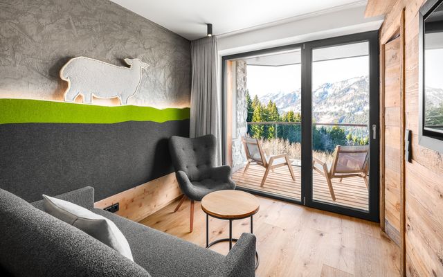 Kinderhotel Allgäuer Berghof – Wohnzimmer Familiensuite Schafgemach mit Blick auf die Allgäuer Alpen