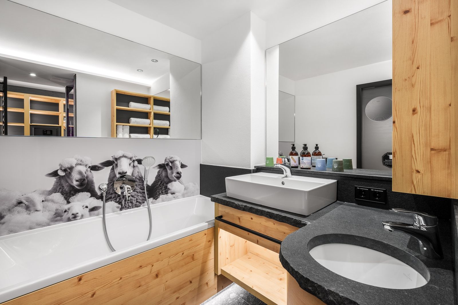 Kinderhotel Allgäuer Berghof – Badezimmer Familiensuite Schafgemach mit Blick auf die Allgäuer Alpen