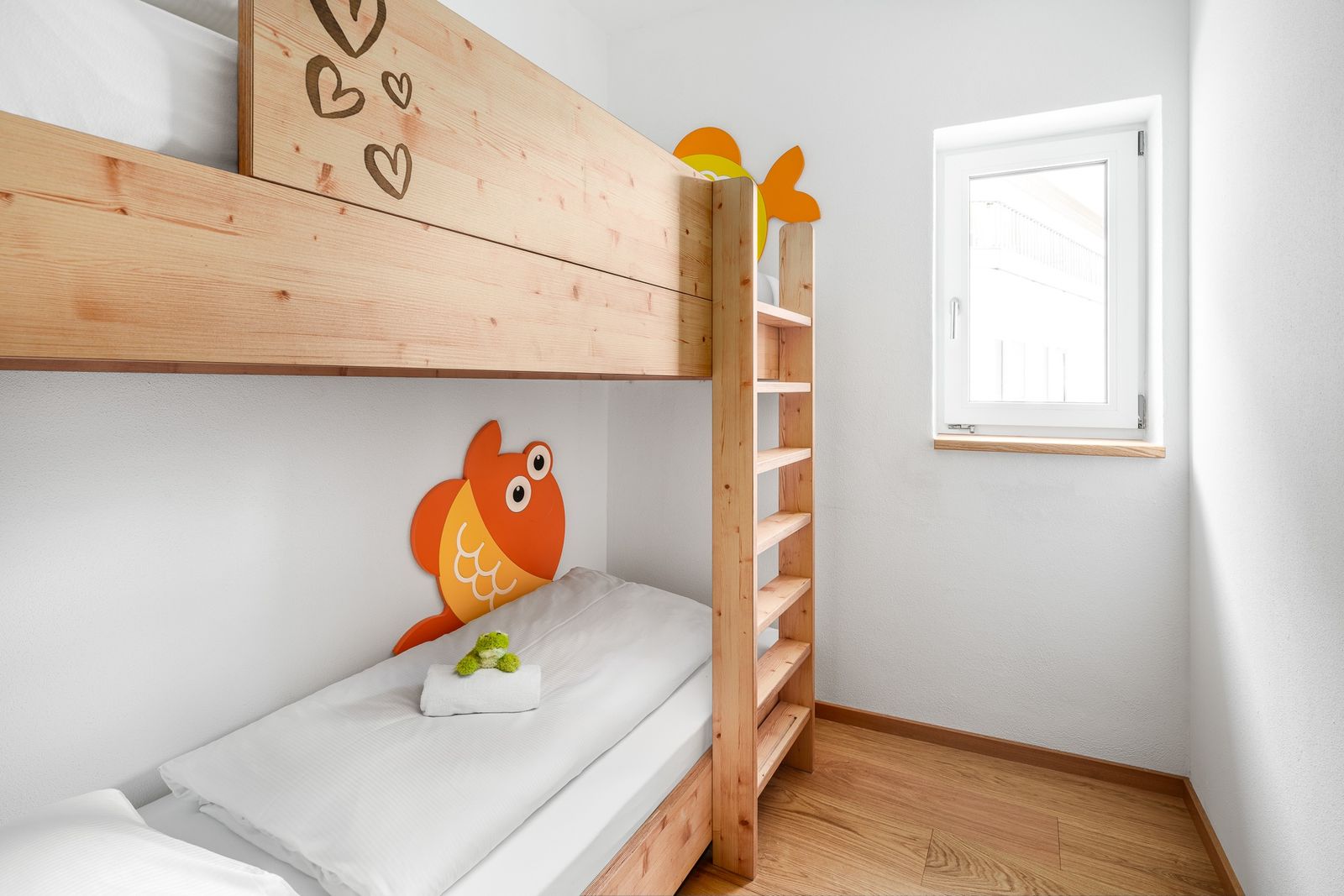 Kinderhotel Allgäuer Berghof – Kinderzimmer Familiensuite Spass-Suite Froschi mit Blick auf die Allgäuer Alpen