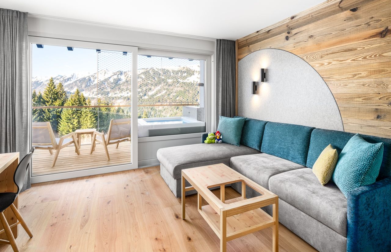 Kinderhotel-Allgaeuer-Berghof-SPAss-Suite-Froschi_Wohnzimmer-1-K.jpg