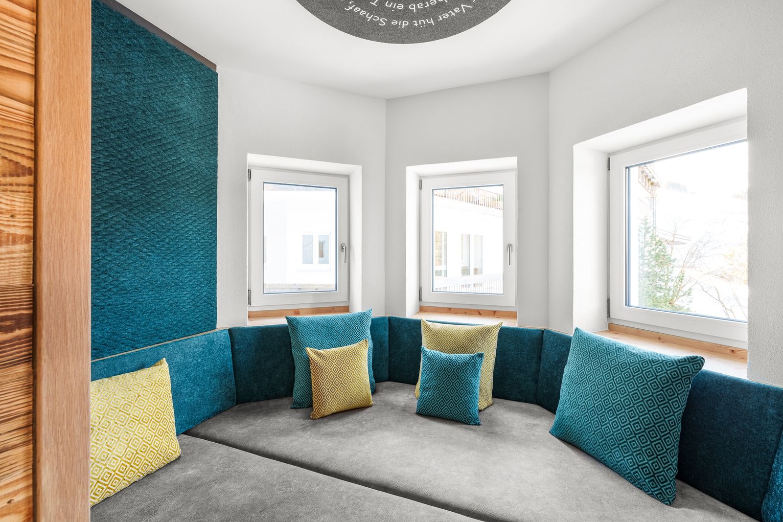 Kinderhotel Allgäuer Berghof – Wohnzimmer Familiensuite Spass-Suite Froschi mit Blick auf die Allgäuer Alpen