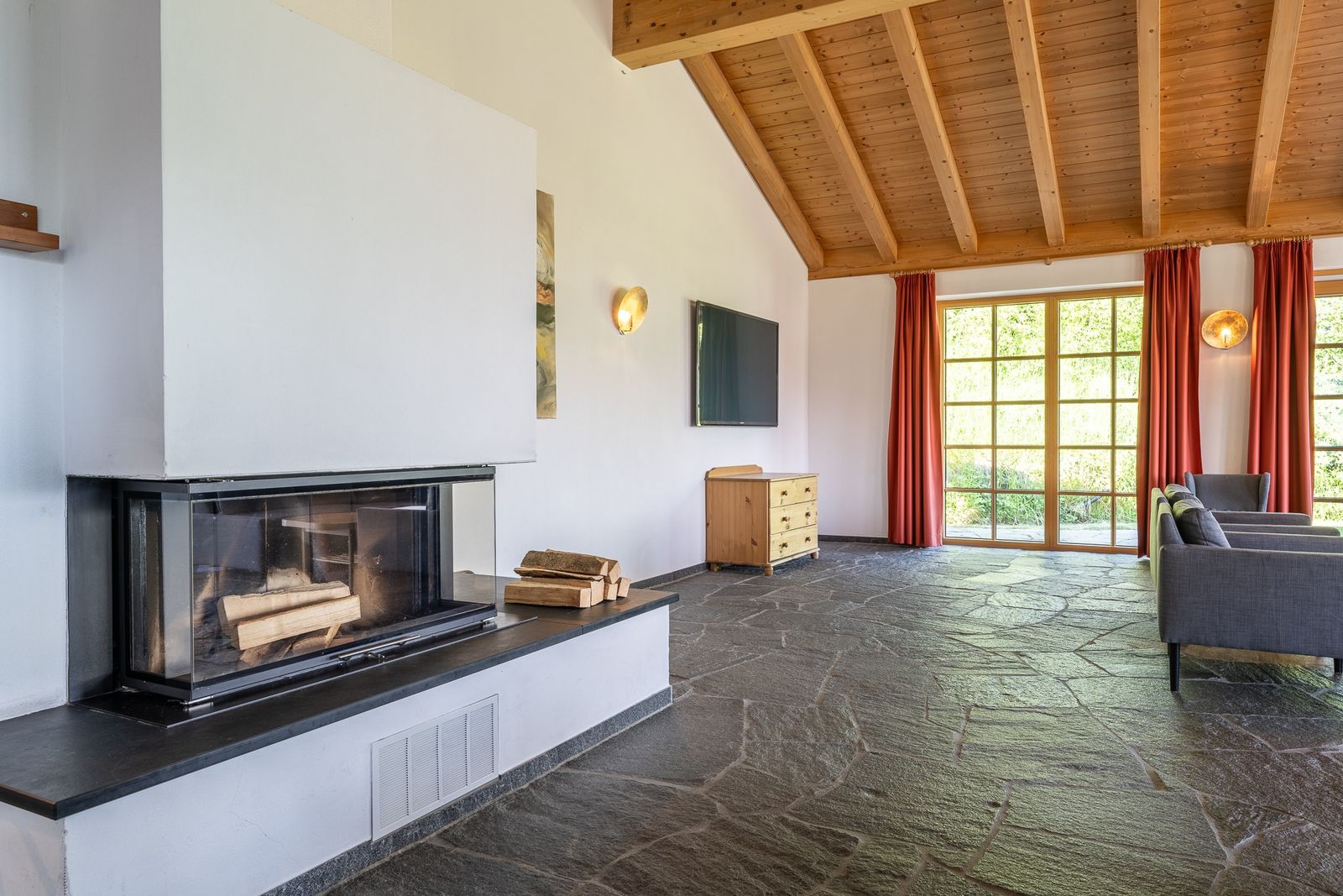 Kinderhotel Allgäuer Berghof – Kamin Familien-Chalet Entschenkopf mit Blick auf die Allgäuer Alpen