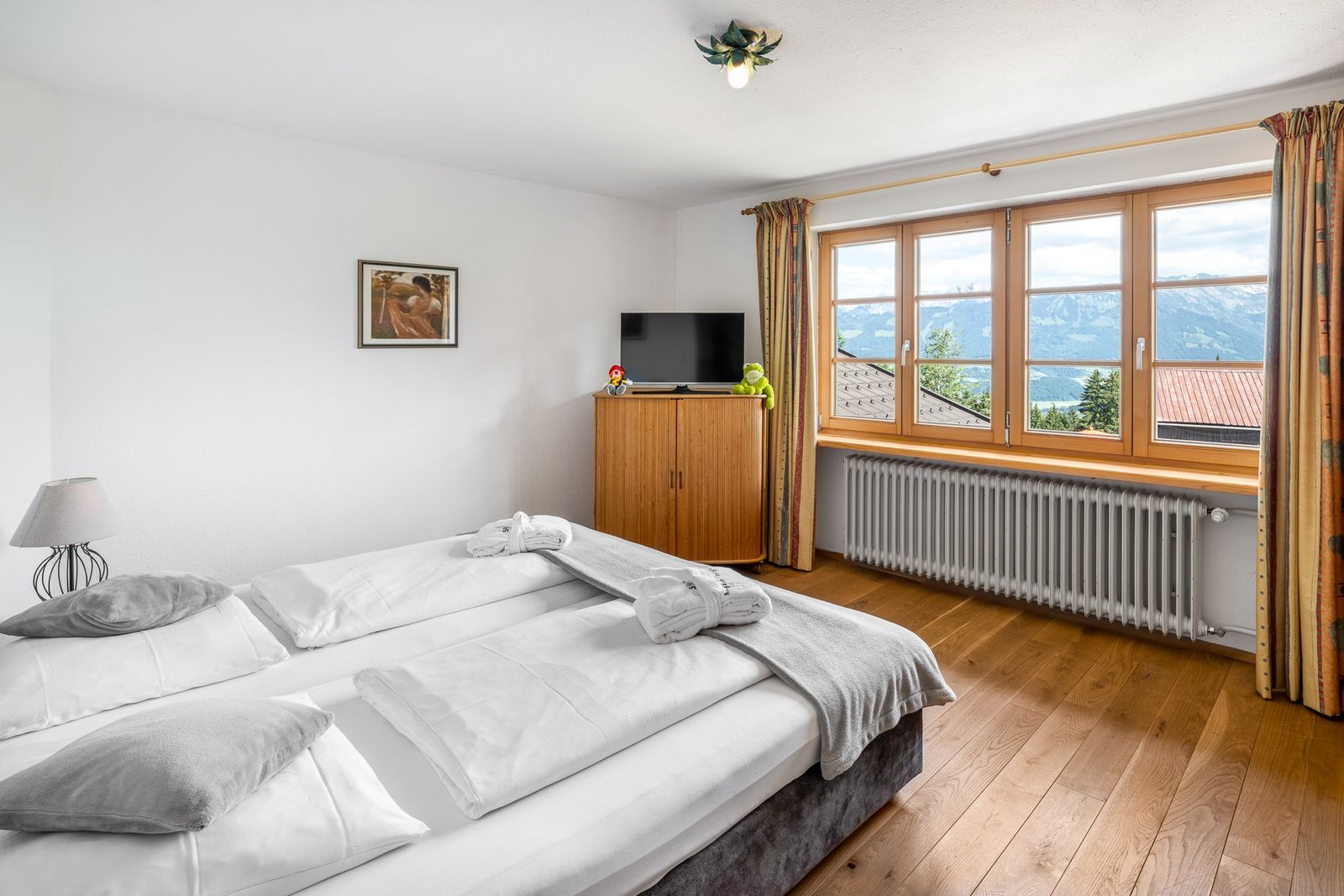 Kinderhotel Allgäuer Berghof – Schlafzimmer Familien-Chalet Entschenkopf mit Blick auf die Allgäuer Alpen