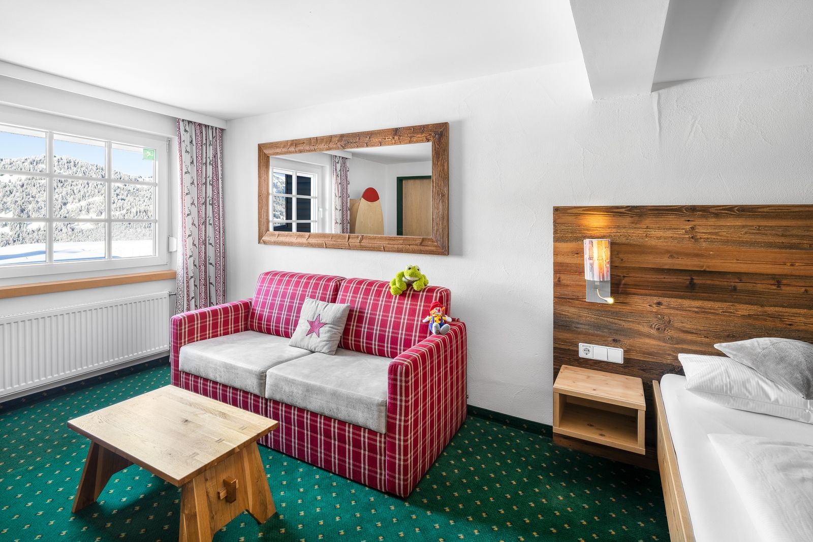 Kinderhotel Allgäuer Berghof – Wohnzimmer Familien-Suite Mäusepiep mit Blick auf die Allgäuer Alpen