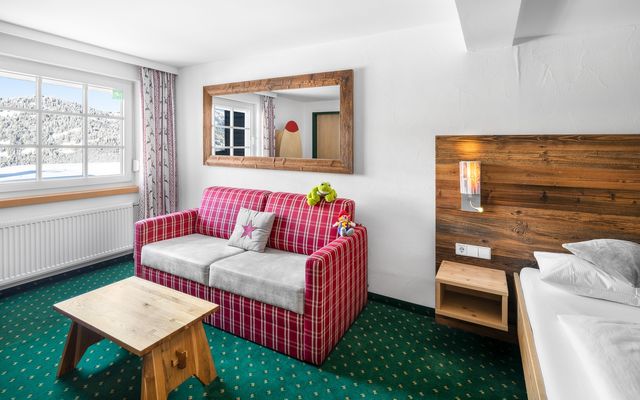 Kinderhotel Allgäuer Berghof – Wohnzimmer Familien-Suite Mäusepiep mit Blick auf die Allgäuer Alpen