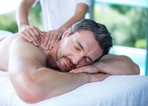 Biohotel Garmischerhof Garmisch-Partenkirchen Verwöhnprogramm Mann bei massage - Garmischer Hof