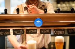 Biohotel & Bierbrauerei Garmischer Hof: Bier zapfen - Garmischer Hof, Garmisch-Partenkirchen, Alpenvorland, Bayern, Deutschland