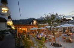 Biohotel & Bierbrauerei Garmischer Hof: Abendstimmung im Biergarten - Garmischer Hof, Garmisch-Partenkirchen, Alpenvorland, Bayern, Deutschland