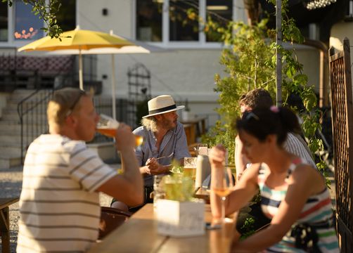 Biohotel & Bierbrauerei Garmischer Hof: Biergarten - Garmischer Hof, Garmisch-Partenkirchen, Alpenvorland, Bayern, Deutschland