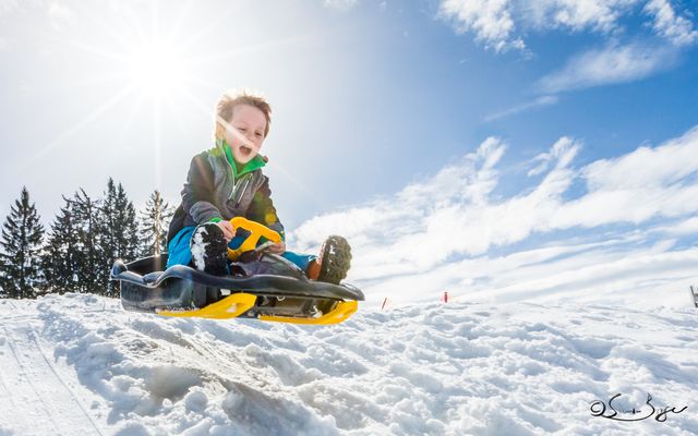 Winterurlaub im Familienhotel im Bayerischen Wald mit Schlittenfahren am Hotel.jpg