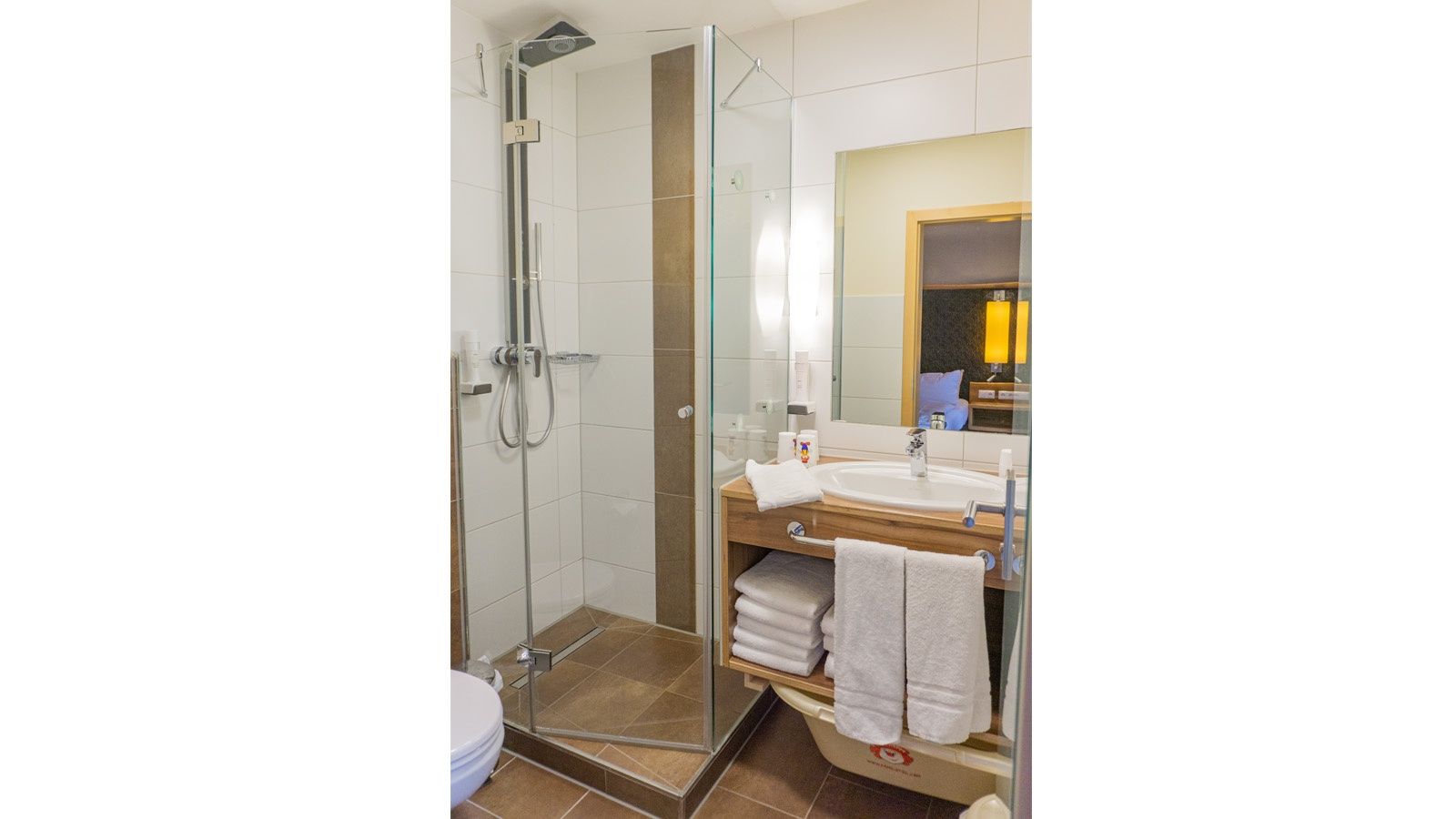 Badezimmer mit Dusche und Waschbecken