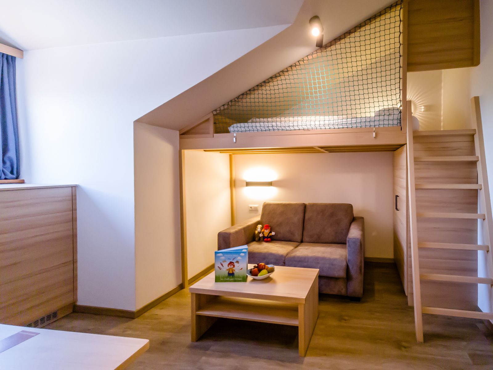 Kinderzimmer mit Hochbett und Schlafcouch