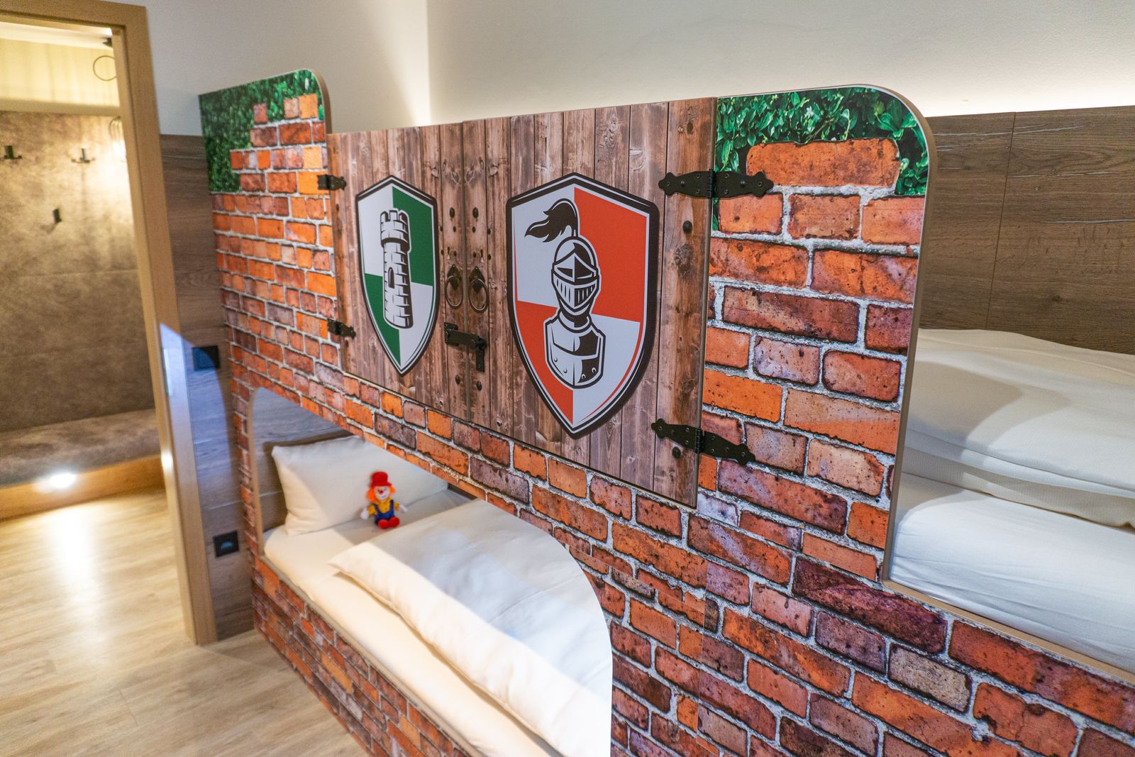Kinderzimmer mit Stockbett, Mauertapete und Rittermotiven