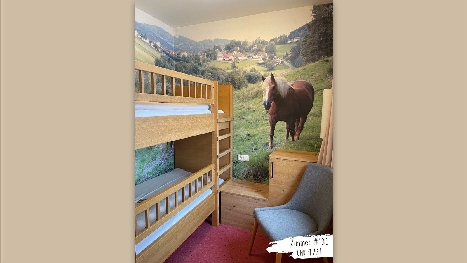 Kinderzimmer mit Stockbett, beide mit Rausfallschutz versehen. Pferdemotiv an der Wand