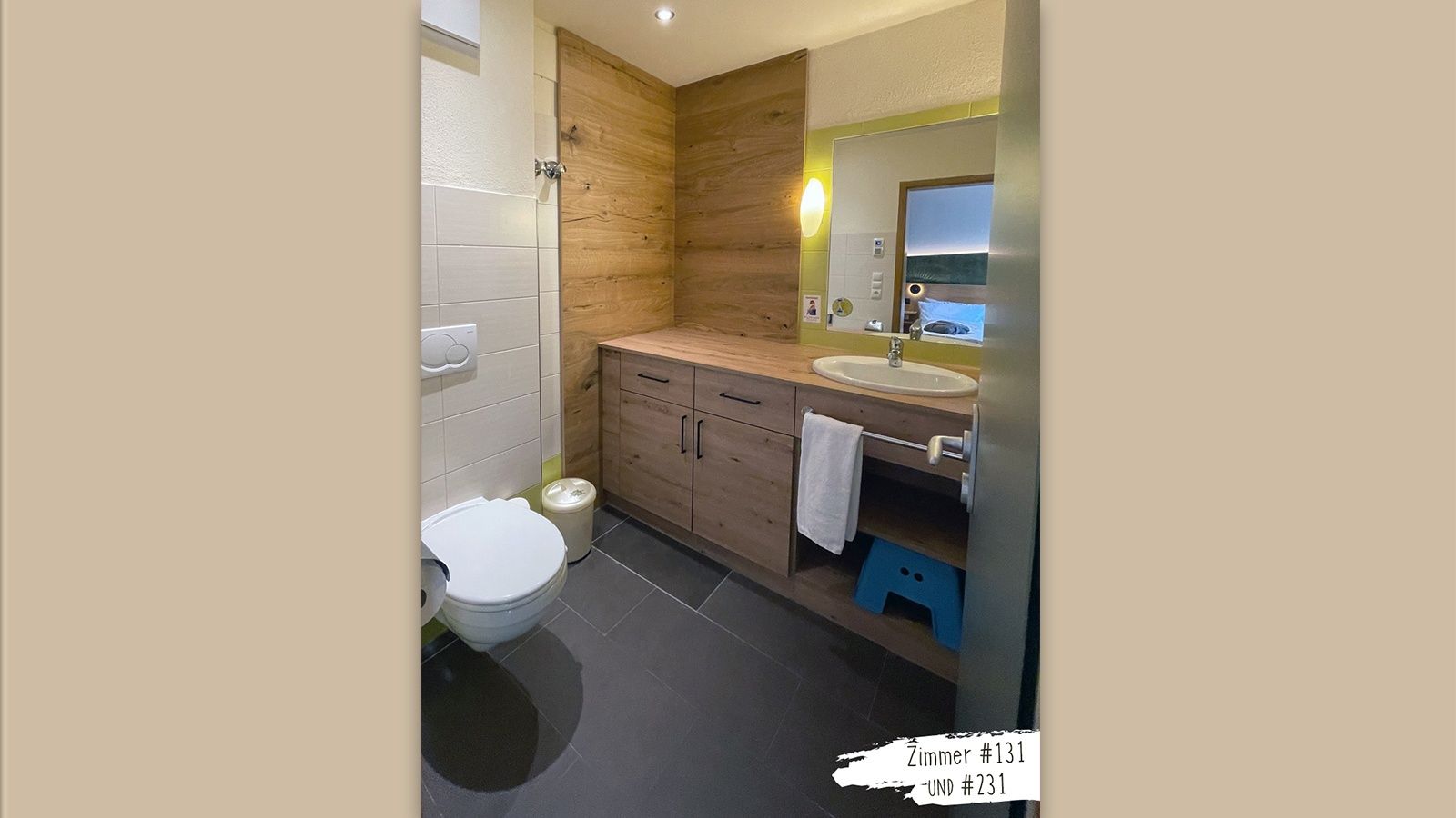 Badzimmer mit Waschbecken und Toilette