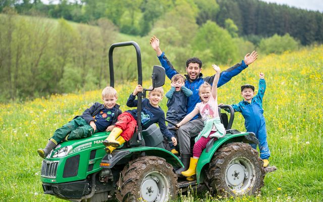 Mama und Kind kuscheln im Waldflez