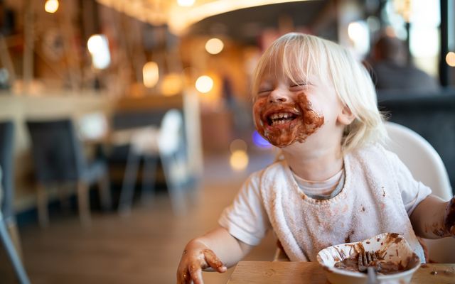 Pärchen genießt den Abend im Außen-Pool