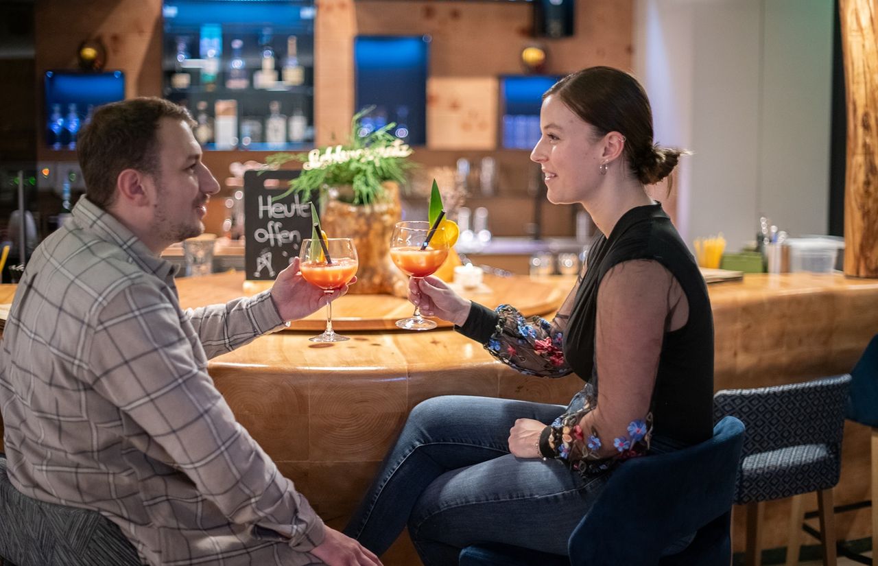 Eltern beim Cocktail Abend an der Bar