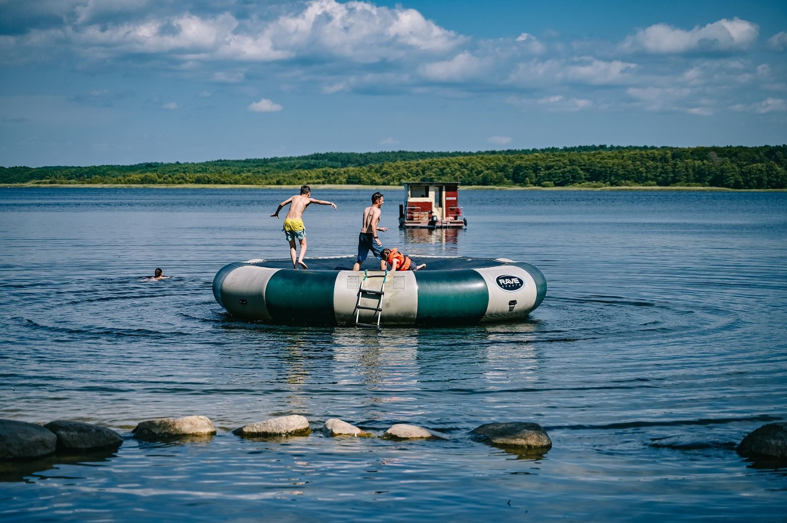 Sommerferien inkl. Tretbootfahren image 1 - Familotel Mecklenburgische Seenplatte Borchard's Rookhus