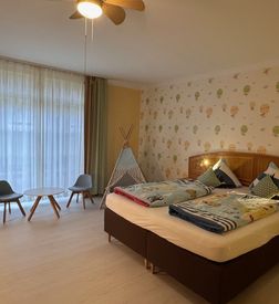 2 Familienzimmer mit V-Tür mit Terrasse| 64 qm - 2-Raum image 2 - Familotel Mecklenburgische Seenplatte Borchard's Rookhus