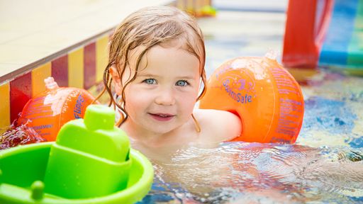 Kinderbecken mit Regenbogenrutsche, Happy-Schwimmschule, beheitzes Hallenbad und Wellnessbereich.