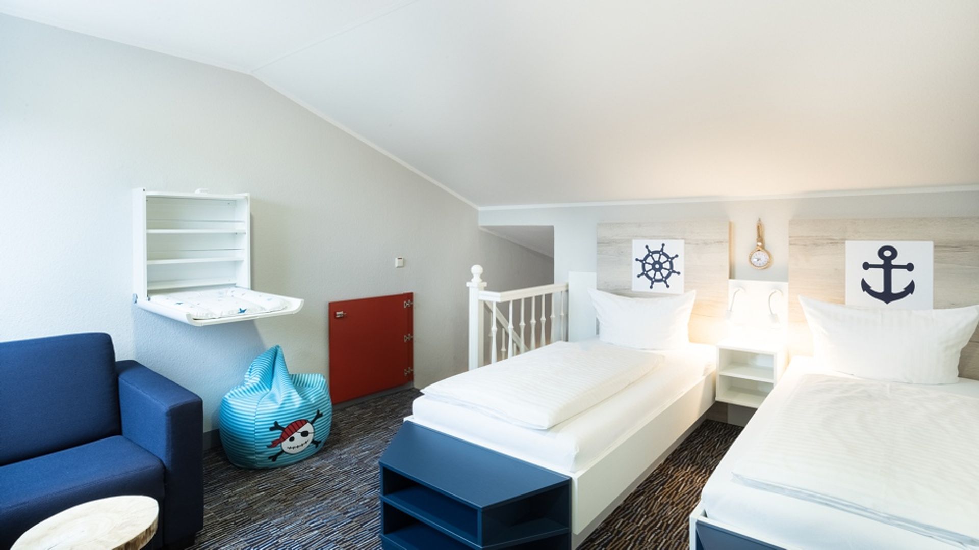 Kinderzimmer in der oberen Etage der Familien Suite Typ B mit zwei einzelnen Betten