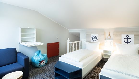 Kinderzimmer in der oberen Etage der Familien Suite Typ B mit zwei einzelnen Betten