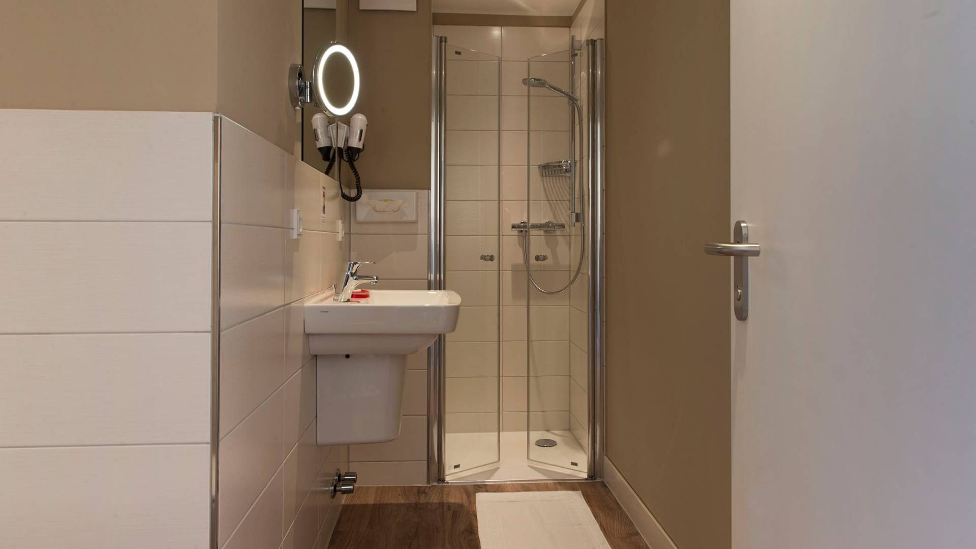 ein Badezimmer mit Dusche "unten" im fröhlichen Familienhotel
