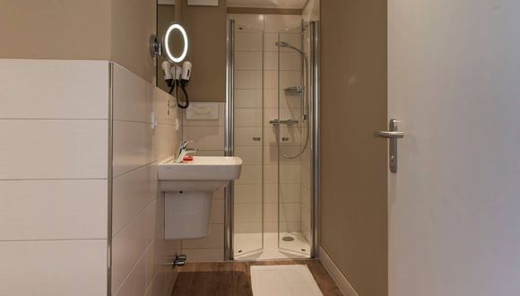 ein Badezimmer mit Dusche "unten" im fröhlichen Familienhotel