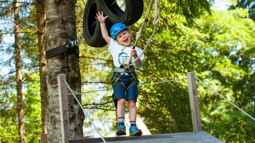 Viele Abenteuer erleben am coolsten Waldspielplatz, der direkt am Bach gelegen ist!